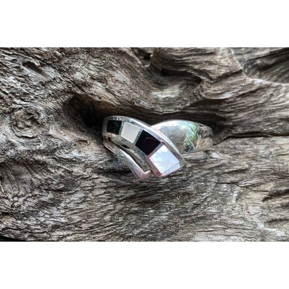 Sterling Silver, Onyx and Mother of Pearl Inlayed Ring by CNA - Picture 1 of 4